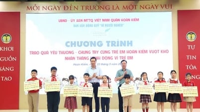 Le district de Hoan Kiem offre des ordinateurs aux enfants pauvres pour les aider à surmonter leurs difficultés