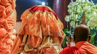 Miles de personas desafiaron la lluvia para dar la bienvenida a las reliquias de Buda en la Pagoda Phuc Son.