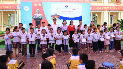 Trao học bổng tặng trẻ em có hoàn cảnh khó khăn và kiểm tra, giám sát Dự án “Gói mì hạnh phúc”