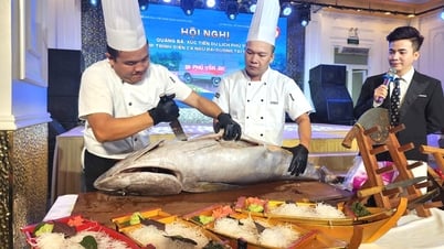 Фу Йен демонстрирует 55-килограммовое филе тунца для продвижения туризма в Лонг Ане