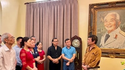 Ofrenda de incienso en memoria del General Vo Nguyen Giap y conversación con el representante de la familia del General.