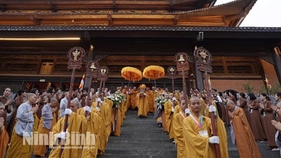 Cung tiễn xá lợi Đức Phật từ chùa Bái Đính về tôn trí tại chùa Phúc Sơn (Bắc Giang)