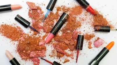 ¿Qué frases se recomienda no utilizar en la publicidad de cosméticos?