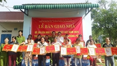 Krong Pac District: Handing over 16 gratitude houses to poor and near-poor households in Ea Yieng commune