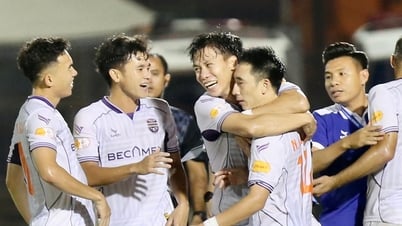 アン・ドゥック監督はビンズオンクラブとの初戦に勝利したが、シュミットは信じられないミスを犯した。