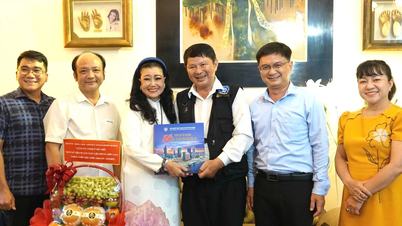 Thành ủy TPHCM thăm và tặng quà văn nghệ sĩ tiêu biểu