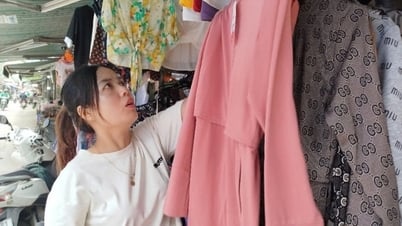 Áo chống nắng lên sàn, quầy chợ khuất bóng