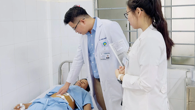El Centro Médico del Distrito Xuan Loc brindó rápidamente atención de emergencia a una paciente que no podía pagar las tarifas del hospital.
