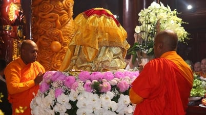 Trang nghiêm lễ cung rước, tôn trí và chiêm bái Xá lợi Phật tại chùa Phúc Sơn