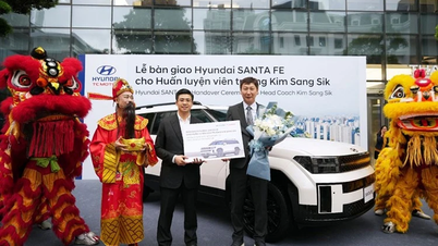 ក្រុមហ៊ុន Hyundai Thanh Cong ប្រគល់រថយន្ត SantaFe ដល់គ្រូបង្វឹក Kim Sang-sik