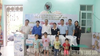 Tặng quà học sinh Trường Mầm non xã Chiến Thắng, huyện Chi Lăng - Báo và Đài Phát thanh Truyền hình Lạng Sơn