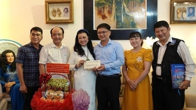호치민시 당위원회 선전 및 대중동원부 간부들이 우수 예술인들을 방문하여 경의를 표했습니다.