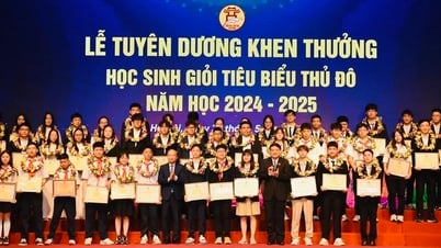 Being commended at the city level, 851 students bowed their heads to thank their parents.
