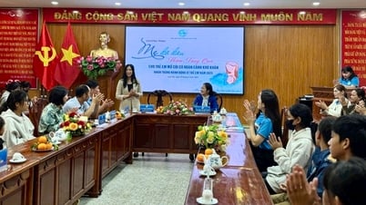 El Comité Central de la Unión de Mujeres de Vietnam entrega regalos a huérfanos en circunstancias difíciles en el distrito de Lam Ha.