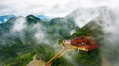 Teleférico de ida y vuelta gratuito para los visitantes de Ngoa Van Yen Tu para venerar las reliquias de Buda.