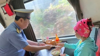 Tổ tàu SE4 quyên góp tiền, giúp người phụ nữ nghèo ở Hà Nội về quê
