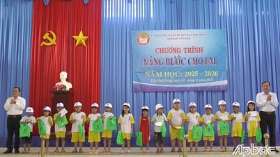 タンフードン地区は困難な状況にある学生192人に奨学金を授与した。