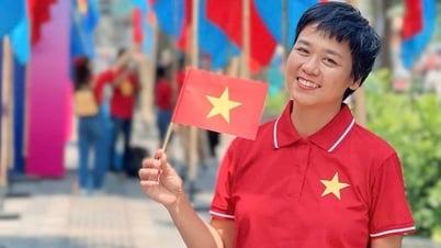 Musician Mai Tram wrote the song "Following the footsteps of Ho Chi Minh campaign" to join the journey back to the source.