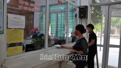 Van Lam: Nearly 2,900 poor households are given free health insurance cards