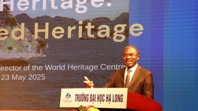 Le directeur du Centre du patrimoine mondial s'entretient avec des étudiants de l'Université d'Ha Long