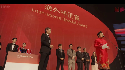 Tung Duong est fier de recevoir les International Special Awards au Japon.