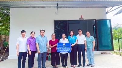 La Federación Laboral del Distrito de Son Duong dona dinero para apoyar la construcción de viviendas para cuatro hogares pobres en las comunas de Minh Thanh y Luong Thien.