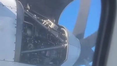 Le capot du moteur d'un avion de ligne s'est ouvert, exposant les composants en vol