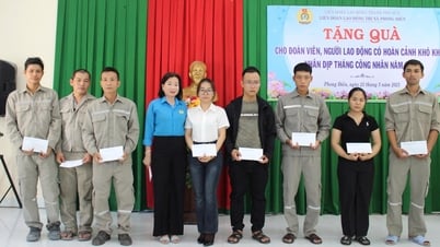 Phong Dien: Presenting 51 gifts to union members and workers in difficult circumstances