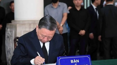 Party and State leaders write in the condolence book to mourn former President Tran Duc Luong