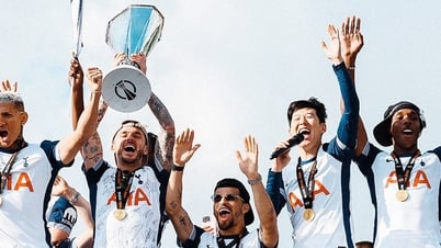 El Tottenham desfila para celebrar la victoria en la Europa League