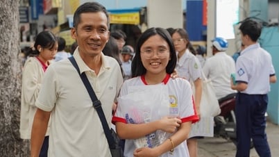 Thí sinh TPHCM rạng rỡ sau buổi thi, nhiều em nhận định đề "dễ thở"