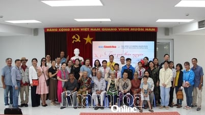 Die Zeitung Khanh Hoa sowie Familie und Freunde des verstorbenen Journalisten Ha Hong Son überreichten 20 bedürftigen Personen Wohltätigkeitsgeschenke.