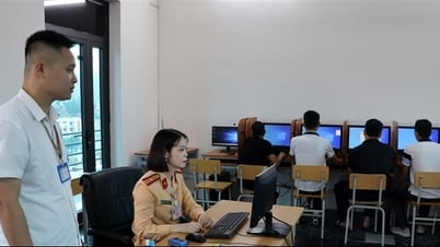 La police locale organise des examens de conduite pour des milliers d'étudiants en 2025