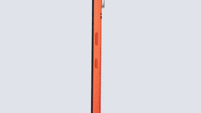 Modelo de teléfono atractivo con tornillos expuestos en la parte posterior.