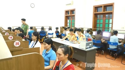 Công an tỉnh tổ chức kỳ sát hạch, cấp giấy phép lái xe đầu tiên