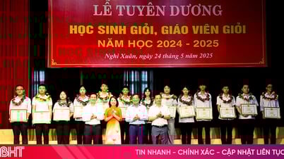 Nghi Xuan은 338명의 우수한 학생과 교사에게 상을 수여했습니다.