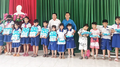 Tặng quà cho học sinh và người dân khó khăn