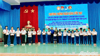 Thị đoàn Cai Lậy: Tổ chức Chương trình "Thắp sáng ước mơ - Tặng quà cho học sinh có hoàn cảnh khó khăn"