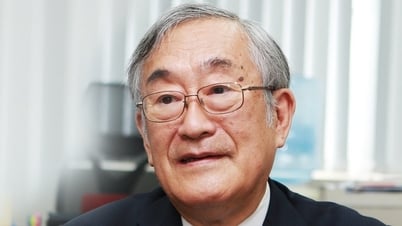교장 선생님께서 학생들에게 장학금을 주기 위해 10억 동을 기부해 주셨습니다.