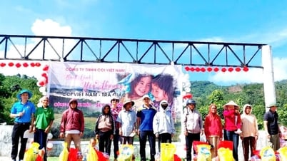 Trao tặng quà trị giá 140 triệu đồng cho học sinh, người nghèo xã Trà Giác