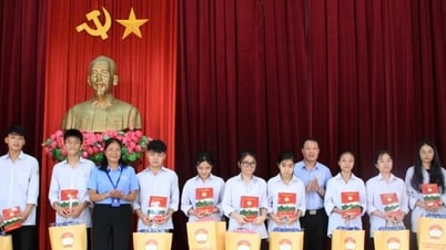 MTTQ thành phố Hà Nội tặng quà học sinh nghèo vượt khó tại Hà Tĩnh