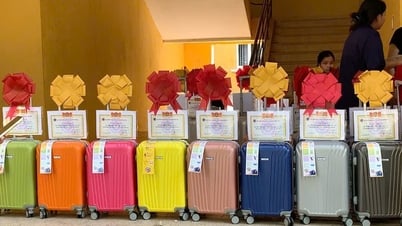 Học sinh giỏi, xuất sắc lớp 12 của một trường ở Quảng Nam được tặng vali du lịch