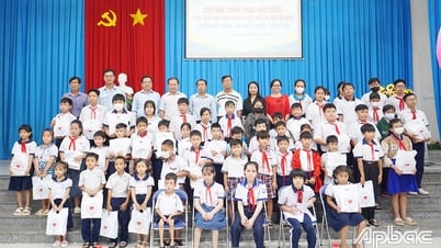 Tiền Giang: Trao học bổng "Tiếp sức học sinh khuyết tật, mồ côi đến trường"