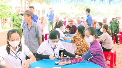 부돕: 500명의 주민과 근로자에게 선물과 무료 진료, 약품 제공