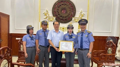 Thưởng “nóng” tổ tàu SE4 có hành động đẹp, nhân văn - Báo và Đài Phát thanh Truyền hình Lạng Sơn