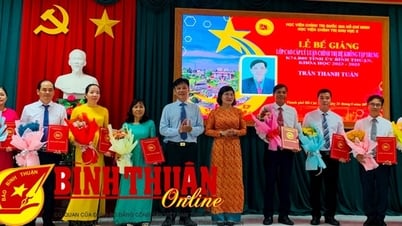 حفل ختام دورة النظرية السياسية المتقدمة، النظام غير المركزي K75.B09 Binh Thuan