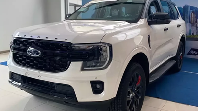 Primer plano del Ford Everest Sport "de carne y hueso" en Hanoi