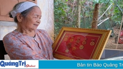 Женщина-заместитель капитана коммуны Винь Тхань и поле боя с 12,7-мм калибром в 1968 году