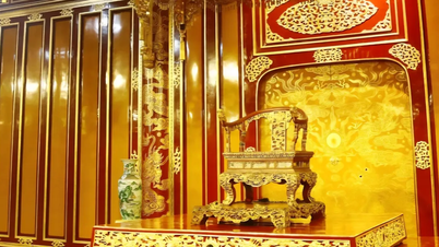 Les dirigeants de la ville de Hué informent de la rupture du trône au palais de Thai Hoa