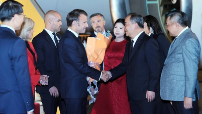 [រូបថត] ប្រធានាធិបតីបារាំង Emmanuel Macron និងភរិយា ចាប់ផ្តើមដំណើរទស្សនកិច្ចផ្លូវរដ្ឋនៅវៀតណាម